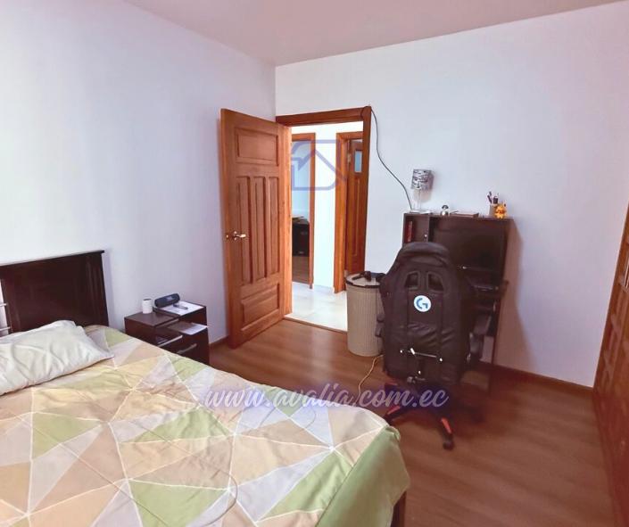 Dormitorio con acceso a baño privado