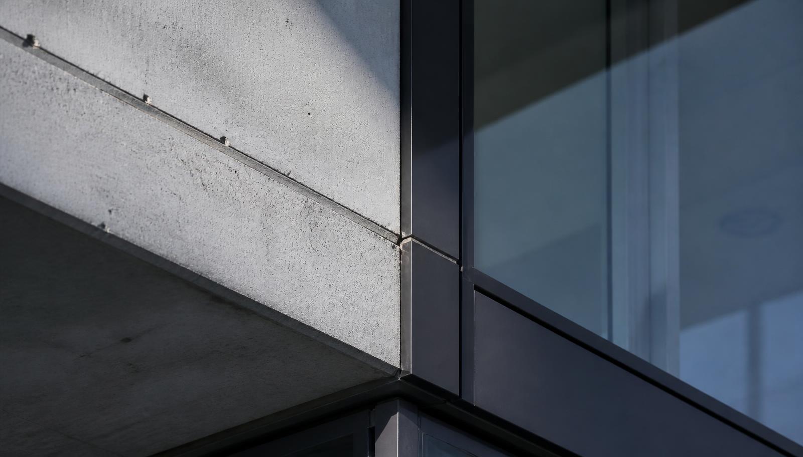 Detalle arquitectónico de una fachada contemporánea